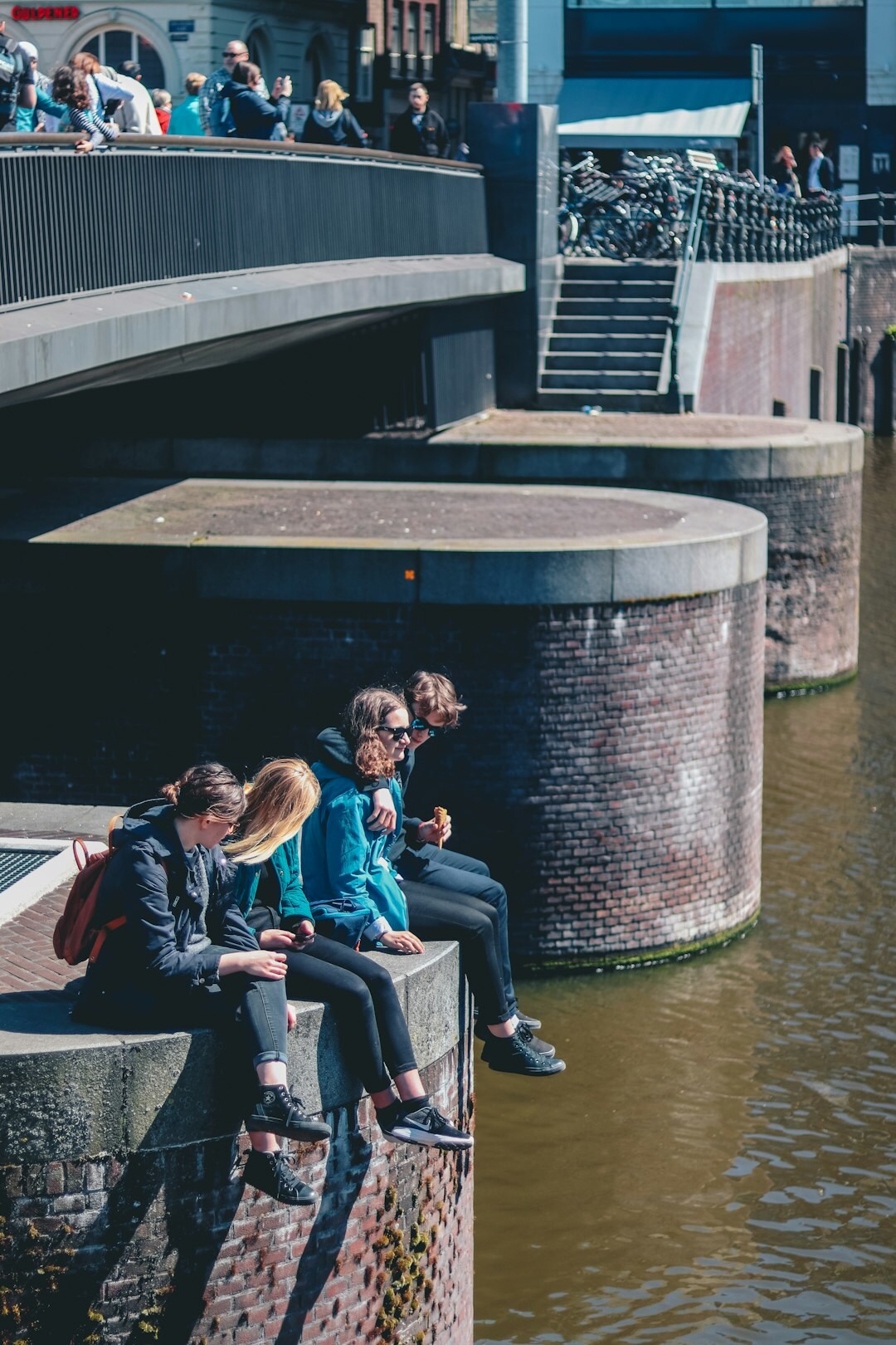 Group of Dutch professionals in a meeting discussing digital tools